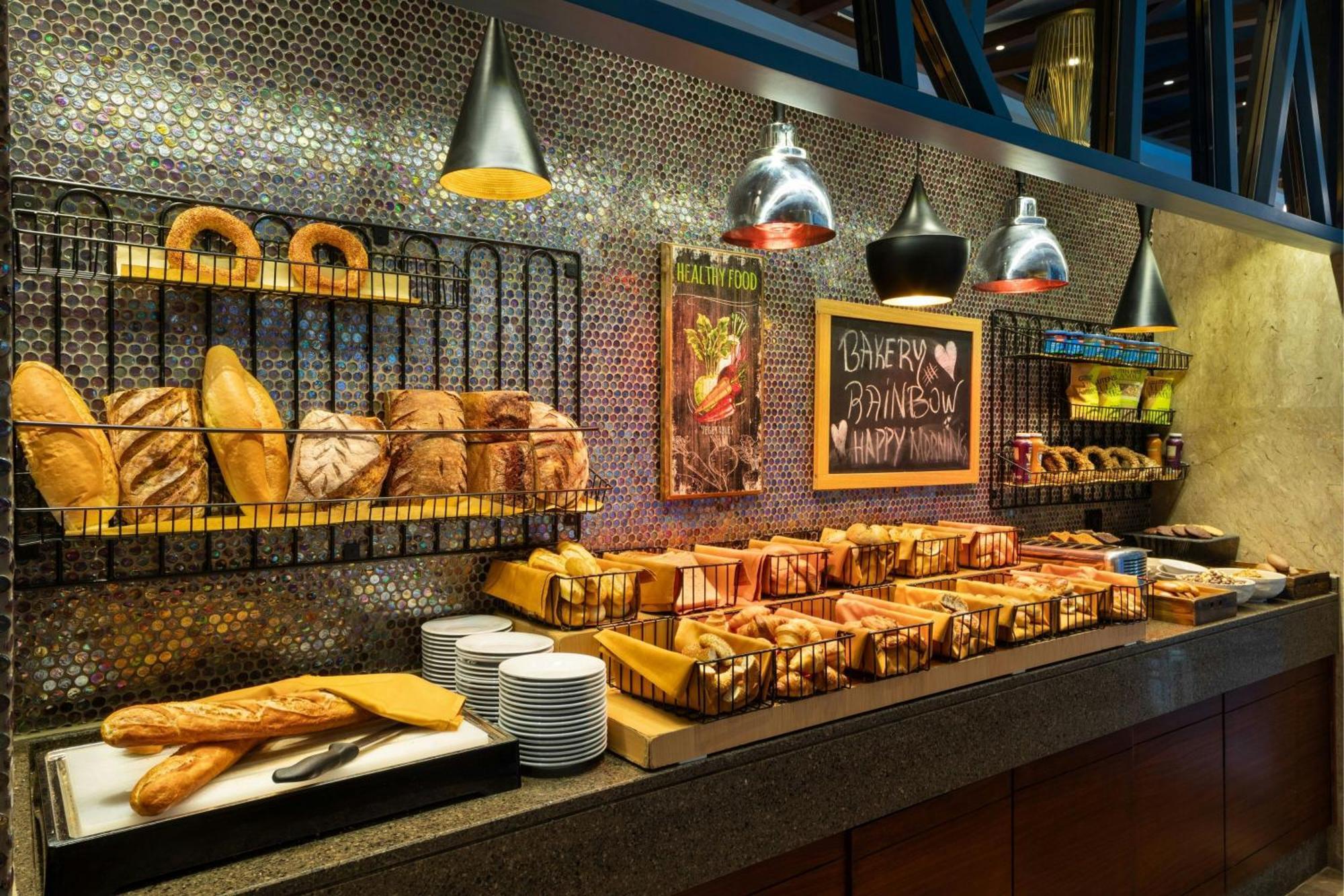 Sheraton Bursa Hotel Esterno foto Bakery section at a restaurant